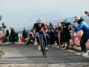 Podzimem obarvená tečka na Ještědu. Seriál Road Classics dojel do finále