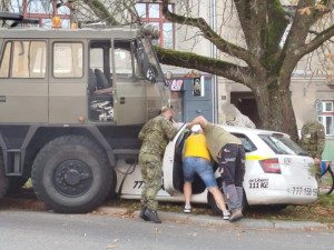 Dopravu u libereckého bazénu uzavřela vážná dopravní nehoda vojenské Tatry a vozu taxislužby