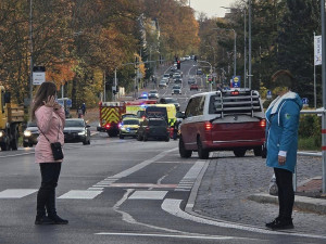 V Jablonci se střetlo auto s chodcem. Toho s vážným zraněním transportoval vrtulník do liberecké nemocnice