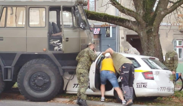 Policie hledá svědky vážné nehody u bazénu. Tatra se tam čelně střetla s taxíkem, řidič utrpěl těžká zranění