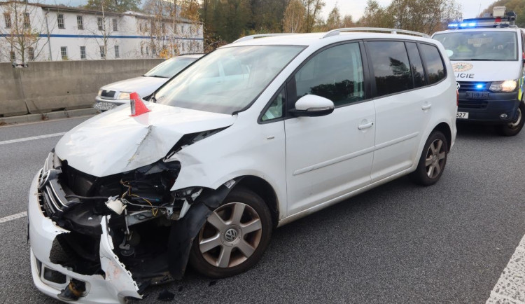 Řidička přehlédla dopravní značení u Stráže nad Nisou a způsobila škodu téměř půl milionu korun