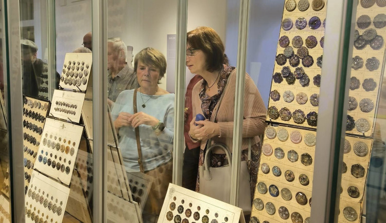 V sále muzea v Jablonci jsou tisíce knoflíků, i tak je to jen zlomek sbírky