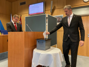 Hejtmanem kraje je na další čtyři roky Martin Půta. Zastupitelé zvolili v tajné volbě i radní
