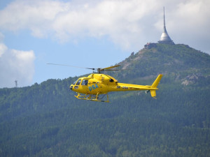 Řidič na Frýdlantsku nepřežil náraz do stromu. Spolujezdec je vážně zraněný