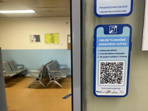 Českolipská nemocnice usnadní komunikaci neslyšících pacientů se zdravotníky. Nabízí jim online videohovor s tlumočníkem
