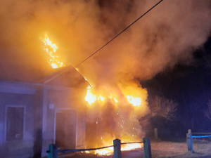 V Lučanech nad Nisou hoří chalupa, na místě zasahují hasiči