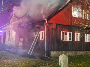 V Lučanech nad Nisou hoří chalupa, na místě zasahují hasiči