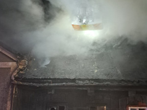 V Lučanech nad Nisou hoří chalupa, na místě zasahují hasiči