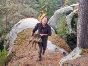 Premiérový zásah profesionálních hasičů v kraji – na Hruboskalsku  zachraňovali ze skalní průrvy 11 divočáků