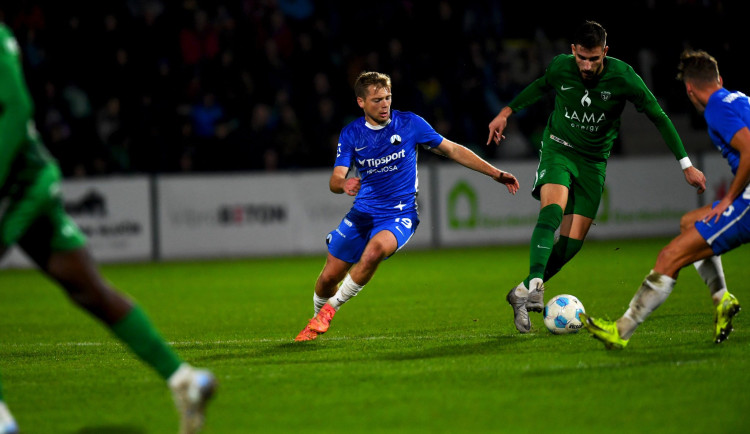 Slovan nedokázal najít recept na srdnatě bojující Hlučín a po prohře 1:0 na jeho trávníku vypadl z MOL Cupu