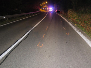 Řidič náklaďáku vjel dna Železnobrodsku do protisměru a zavinil nehodu. Z místa ujel, teď po něm pátrá policie