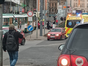 Tramvaj na Šalďáku srazila chodce. Šel na červenou, na varovné zvonění nereagoval. Střetu nešlo zabránit, popisuje svědek