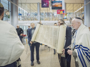 V liberecké synagoze je nově vzácný svitek tóry, který přečkal druhou světovou válku