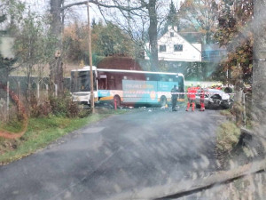 V Minkovické ulici v Liberci Doubí zemřel po nehodě automobilu a autobusu MHD řidič osobního vozu