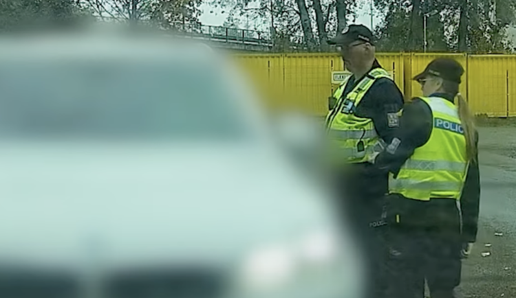 VIDEO: Policisté doprovodili do nemocnice řidičku s onkologicky nemocnou dcerou, která náhle začala krvácet