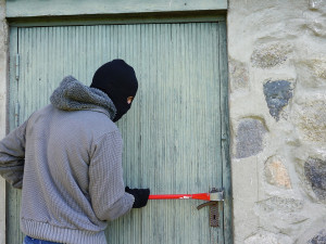 Recidivisti vyloupili během pěti měsíců na Jablonecku a Semilsku 12 chalup, díky kriminalistům už sedí ve vazbě