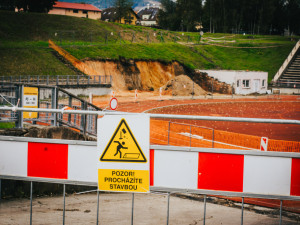 Atletický stadion v libereckém Sport Parku prochází rekonstrukcí, obnovy se dočká i fotbalové hřiště