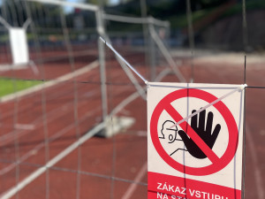 Atletický stadion v libereckém Sport parku prochází rekonstrukcí, obnovy se dočká i fotbalové hřiště