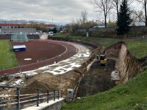 Atletický stadion v libereckém Sport parku prochází rekonstrukcí, obnovy se dočká i fotbalové hřiště
