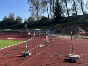 Atletický stadion v libereckém Sport parku prochází rekonstrukcí, obnovy se dočká i fotbalové hřiště