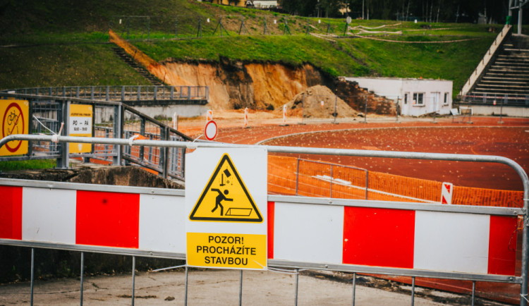 Atletický stadion v libereckém Sport parku prochází rekonstrukcí, obnovy se dočká i fotbalové hřiště