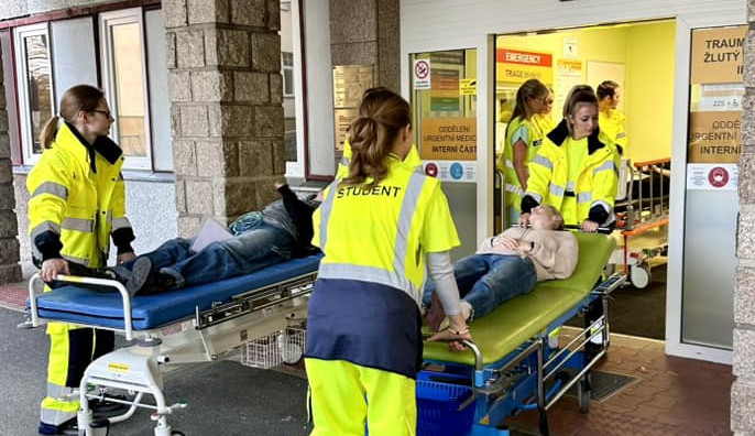 Připraveným štěstí přeje. Heslo, jímž se při cvičném zásahu u otravy oxidem uhelnatým řídili zdravotníci i studenti