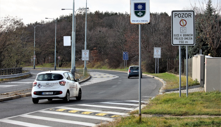 V Trojské ulici, kde motorkář na přechodu srazil dívku, přibude světelná závora a úsekové měření. Praha 8 nesouhlasí, bojí se dopravní zátěže