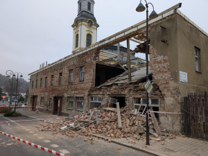 U náměstí v Novém Boru se zřítila část budovy bývalé restaurace Pošta