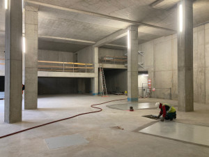 Do rozestavěného Centra urgentní medicíny bude stěhovat technologii vytápění obří jeřáb, uzavřena je kvůli tomu Jablonecká ulice