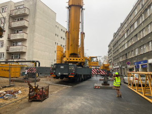 Do rozestavěného Centra urgentní medicíny bude stěhovat technologii vytápění obří jeřáb, uzavřena je kvůli tomu Jablonecká ulice