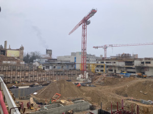 Do rozestavěného Centra urgentní medicíny bude stěhovat technologii vytápění obří jeřáb, uzavřena je kvůli tomu Jablonecká ulice