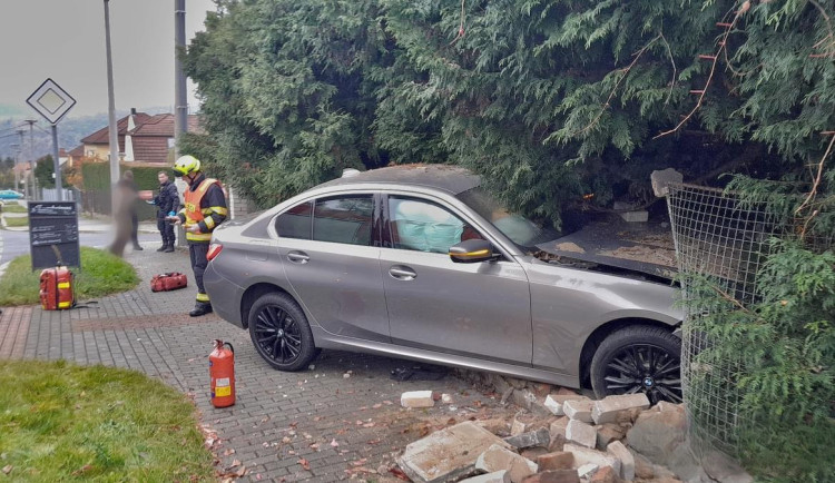 Řidička vletěla s luxusním BMW na chodník, kde zdemolovala hradbu a oplocení u domu