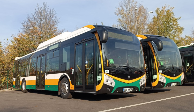 Dopravní podnik koupil deset nových nízkoemisních autobusů, čtyři z nich už jezdí na linkách MHD v Liberci