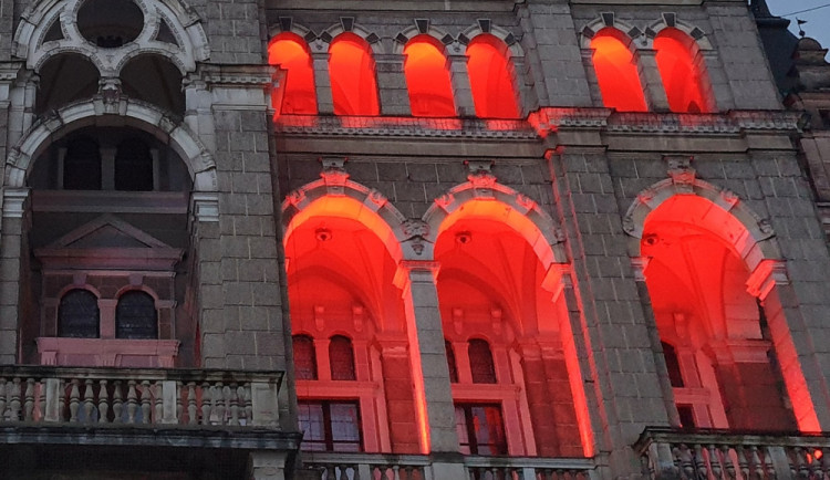 Liberecká radnice se dnes u příležitosti Dne válečných veteránů rozzáří do tmy červeně