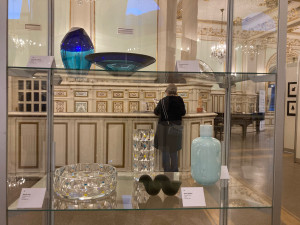 V kavárně Pošta je předaukční výstava Nadace Euronisa. Výtěžek z aukce pomůže potřebným v obou výběžcích