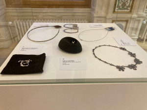 V kavárně Pošta je předaukční výstava Nadace Euronisa. Výtěžek z aukce pomůže potřebným v obou výběžcích