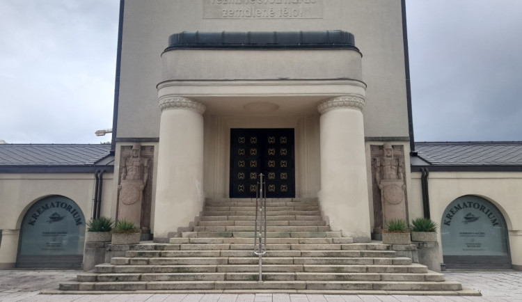 Vstupní dveře krematoria září novotou, Liberec chystá další úpravy celé budovy. Usiluje v něm i o výtah