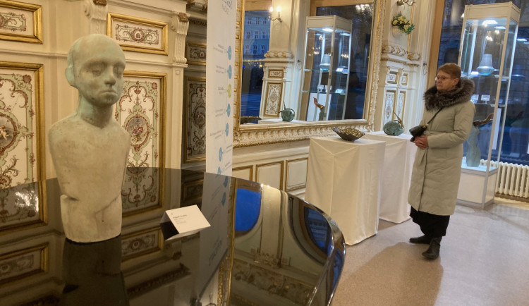 V kavárně Pošta je předaukční výstava Nadace Euronisa. Výtěžek z aukce pomůže potřebným v obou výběžcích