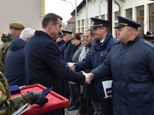 V Den válečných veteránů hejtman vyznamenal zachránce života, vzorné vojáky i hasiče