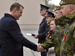V Den válečných veteránů hejtman vyznamenal zachránce života, vzorné vojáky i hasiče