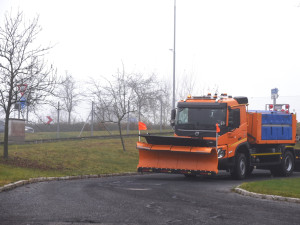 Krajští silničáři v zimě udržují dva tisíce kilometrů silnic. Připraveno je 140 milionů korun