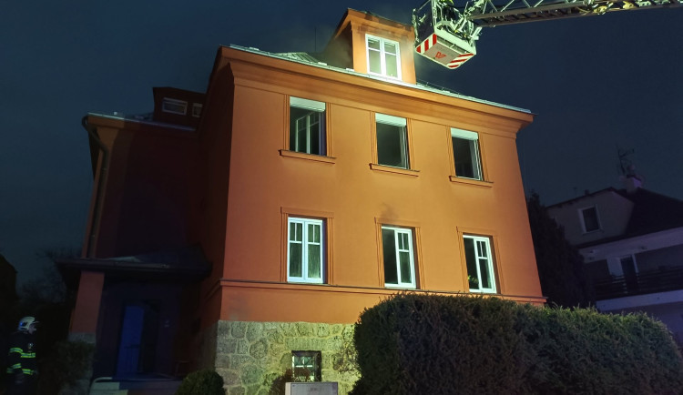Při požáru v domě v centru Liberce utrpělo zranění šest lidí