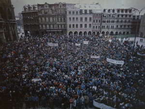 LISTOPAD 1989: Třicet pět let od sametové revoluce. V Liberci začala o den později