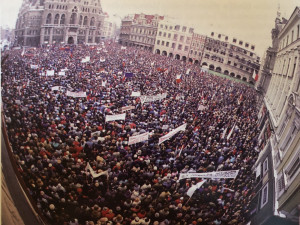 LISTOPAD 1989: Třicet pět let od sametové revoluce. V Liberci začala o den později