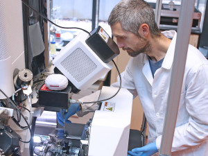 Liberecká univerzita má elitu mezi mikroskopy. Přístroj za 145 milionů se dostane i pod povrch a nabízí 3D pohled na vzorek