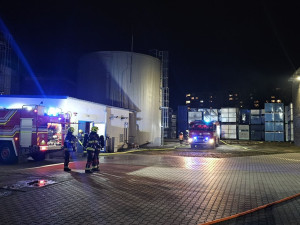 V Chrastavě hoří průmyslová hala v Grupo Antolin Bohemia, hasiči vyhlásili 3. stupeň požárního poplachu