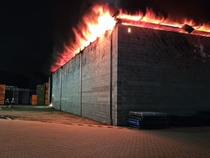 V Chrastavě hoří průmyslová hala v Grupo Antolin Bohemia, hasiči vyhlásili 3. stupeň požárního poplachu