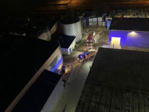 V Chrastavě hoří průmyslová hala v Grupo Antolin Bohemia, hasiči vyhlásili 3. stupeň požárního poplachu