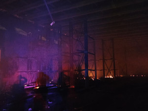 V Chrastavě hoří průmyslová hala v Grupo Antolin Bohemia, hasiči vyhlásili 3. stupeň požárního poplachu