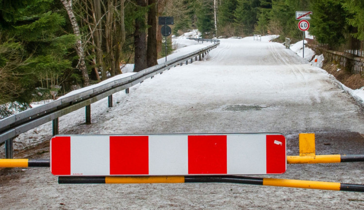 Silničáři v Libereckém kraji zavřou v noci na sobotu silnici kolem přehrady Souš